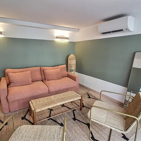 Parisian L Montmartre Apartment *