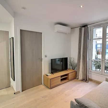 Parisian L Montmartre Apartment *