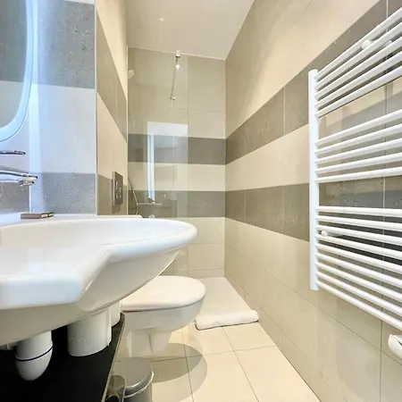 Parisian L Montmartre باريس