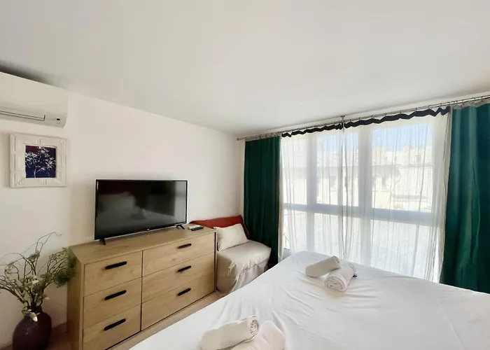 Parisian L Montmartre * Paris